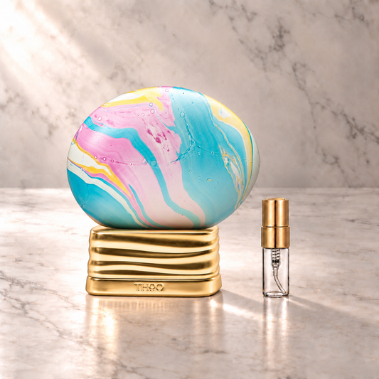 THoO Neverending Eau de Parfum mit 3-ml-Duftprobe aus Glas mit Goldkappe auf hellem Marmor