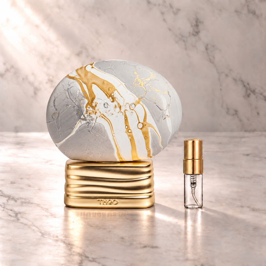 THoO Sacred Groove Eau de Parfum mit 3-ml-Duftprobe aus Glas mit Goldkappe auf hellem Marmor