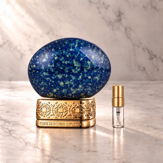 THoO Sapphire Blue Eau de Parfum mit 3-ml-Duftprobe aus Glas mit Goldkappe auf hellem Marmor