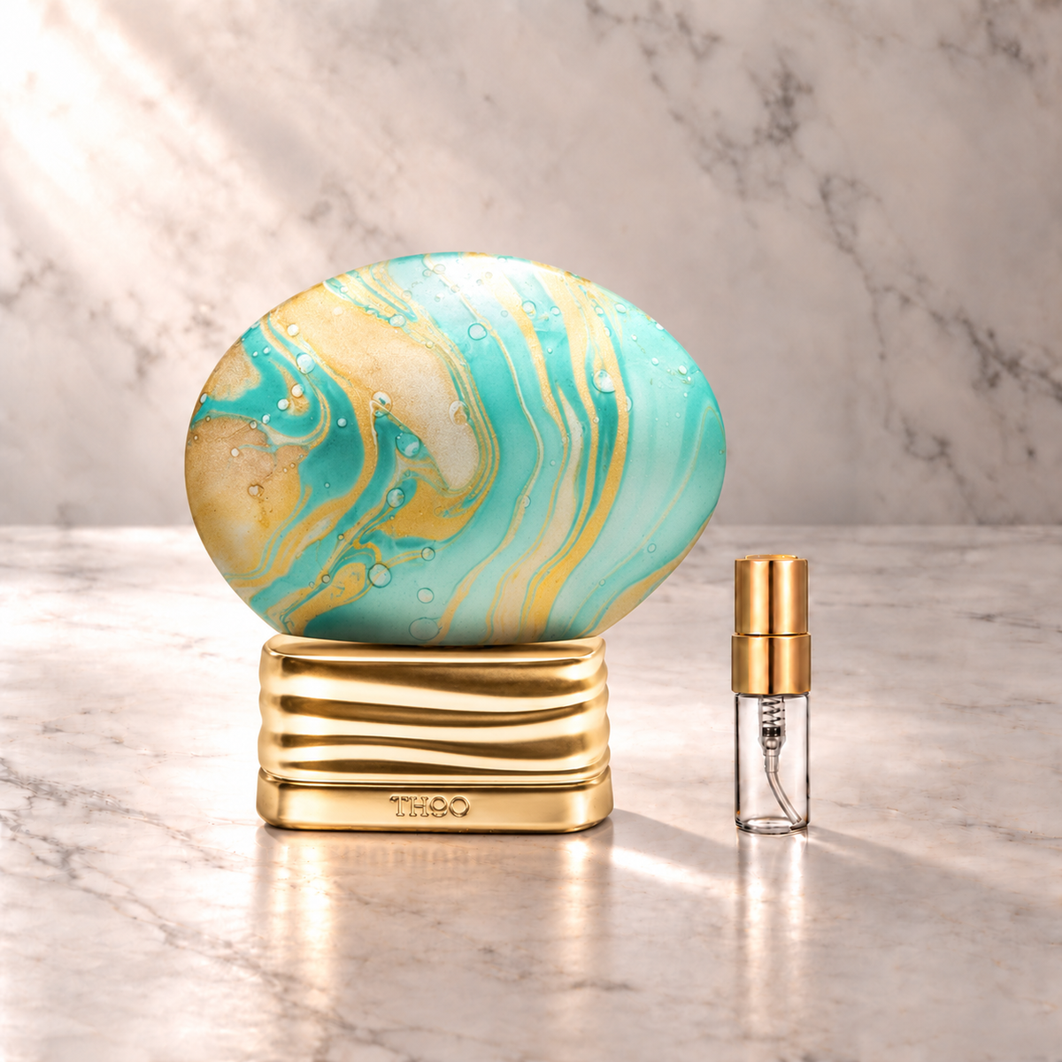 THoO Up to the Moon Eau de Parfum mit 3-ml-Duftprobe aus Glas mit Goldkappe auf hellem Marmor