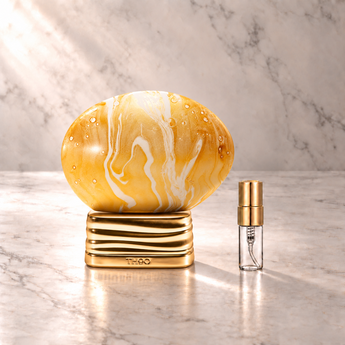 THoO What About Pop Eau de Parfum mit 3-ml-Duftprobe aus Glas mit Goldkappe auf hellem Marmor