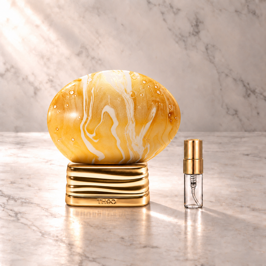 THoO What About Pop Eau de Parfum mit 3-ml-Duftprobe aus Glas mit Goldkappe auf hellem Marmor