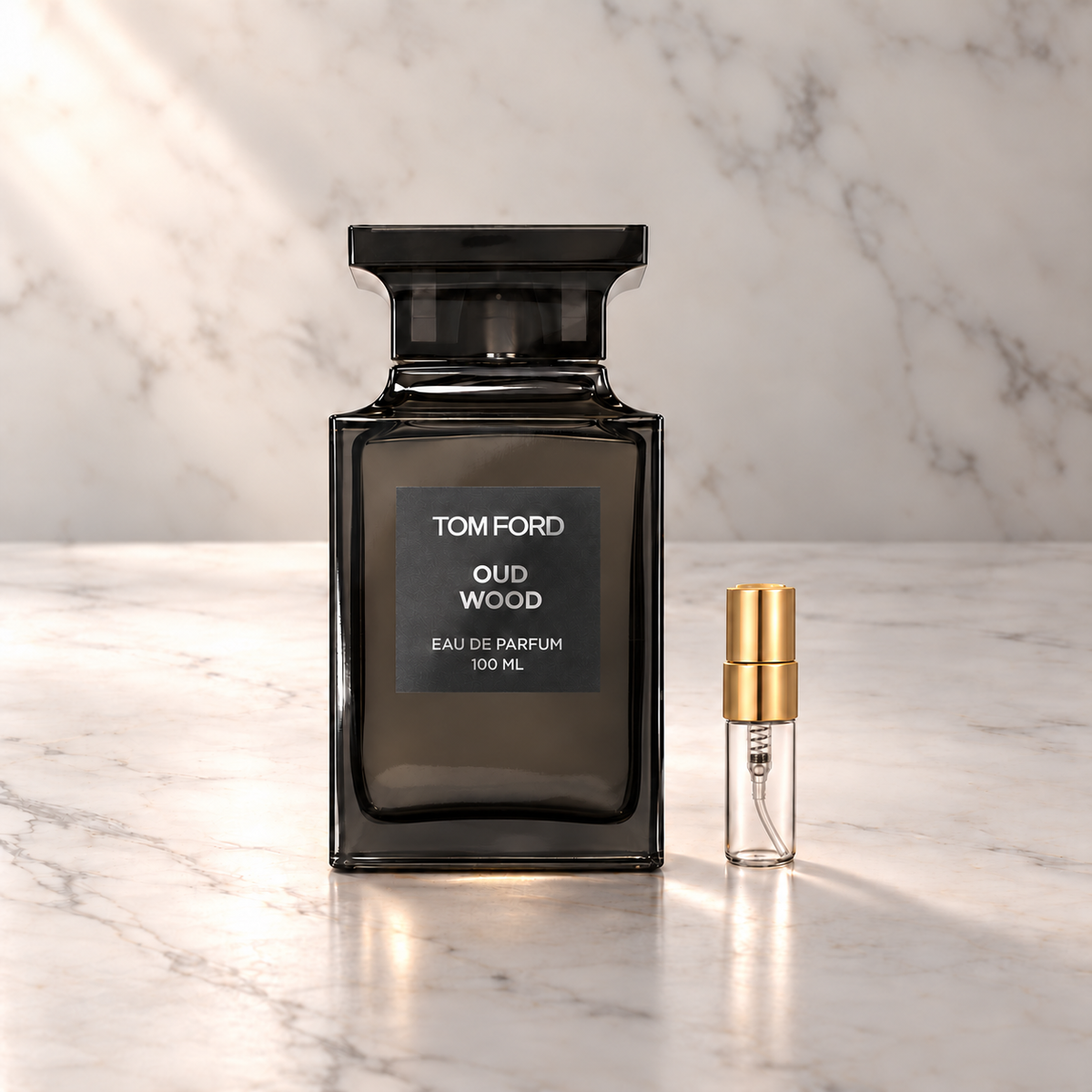Tom Ford Oud Wood Eau de Parfum mit 3-ml-Glasprobe und Goldkappe auf hellem Marmor