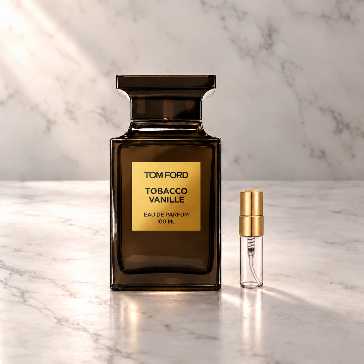 Tom Ford Tobacco Vanille Eau de Parfum mit 3-ml-Glasprobe und Goldkappe auf hellem Marmor