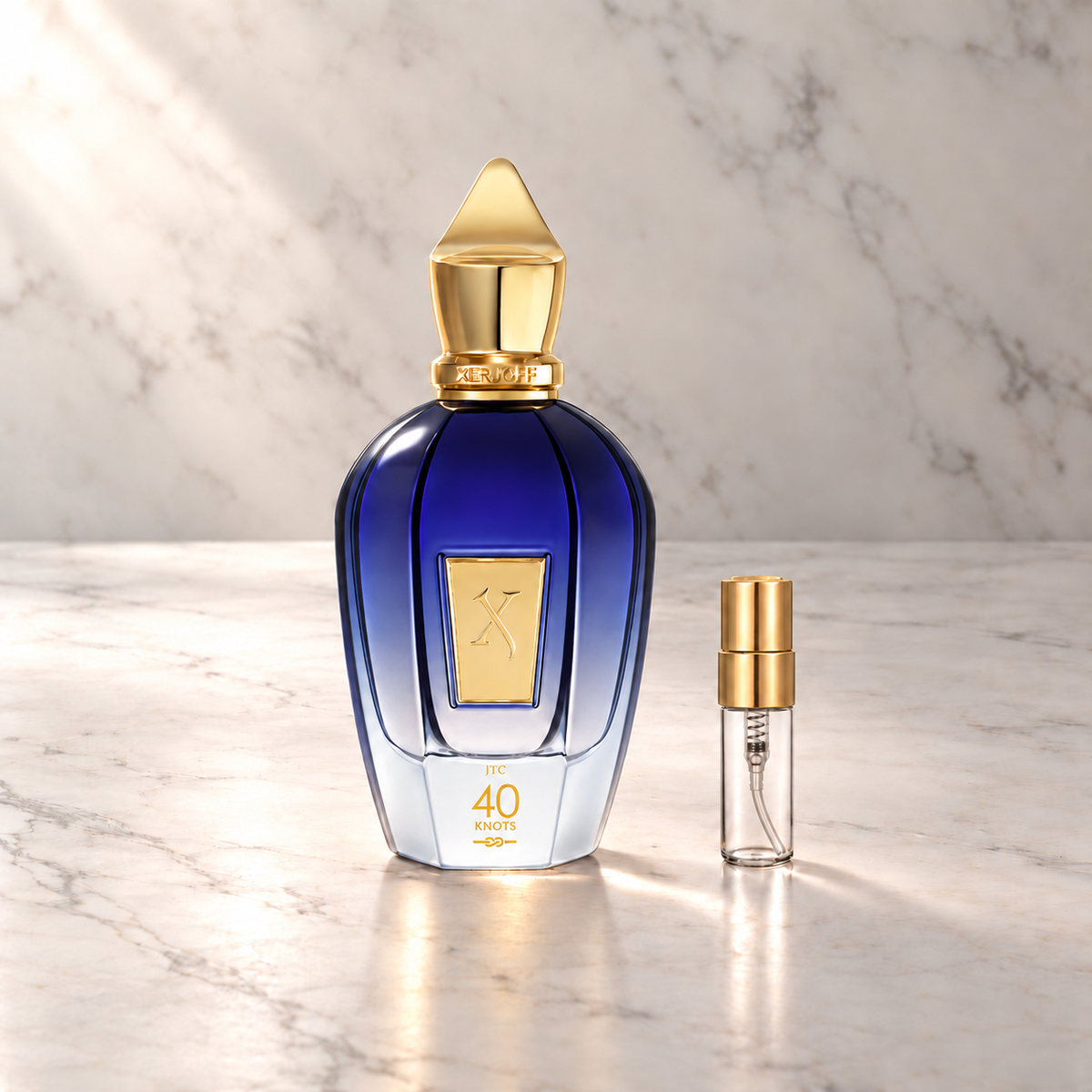 Xerjoff 40 Knots Eau de Parfum mit 3-ml-Glasprobe und Goldkappe auf hellem Marmor