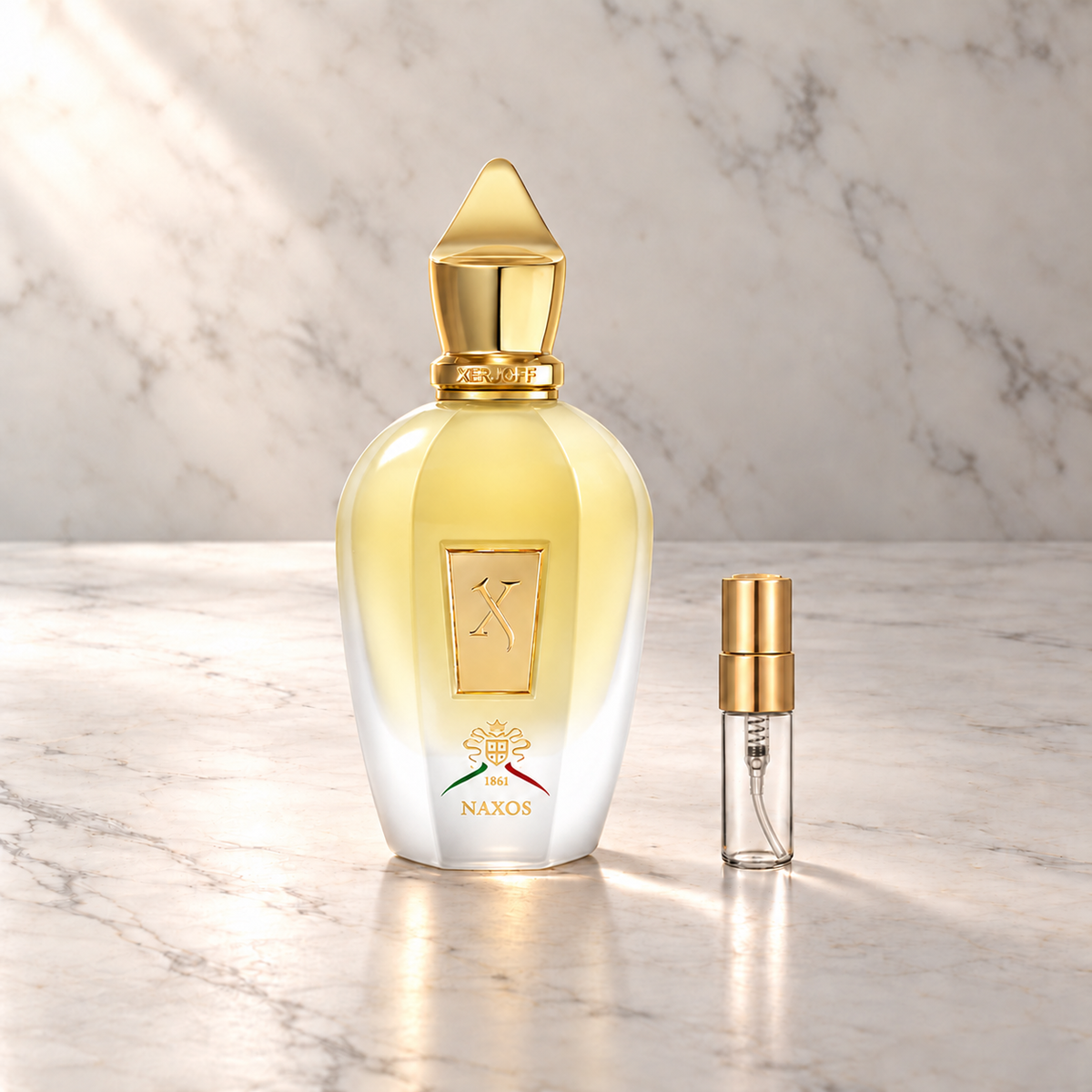 Xerjoff Naxos Eau de Parfum mit 3-ml-Glasprobe und Goldkappe auf hellem Marmor